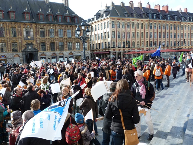 Sur le parvis du Théâtre